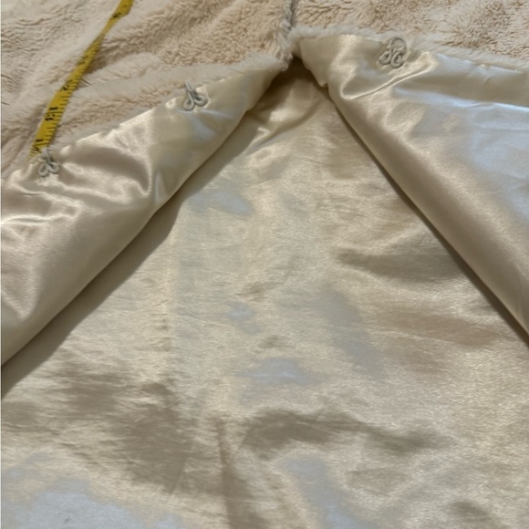 Apt 9 Faux Fur Vest Medium. Button closure - Picture 9 of 11